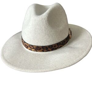 Women’s 100% Wool Hat with a Leopard Print Band One Size